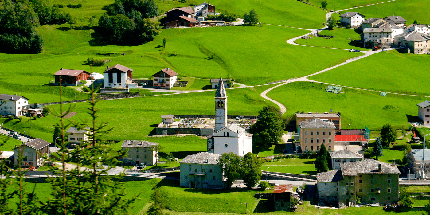Švicarsko selo uz željeznički put Bernina Express