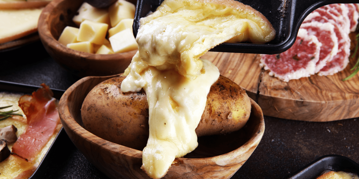 Tradicionalni švicarski topljeni raclette sir u kombinaciji s kuhanim krumpirom