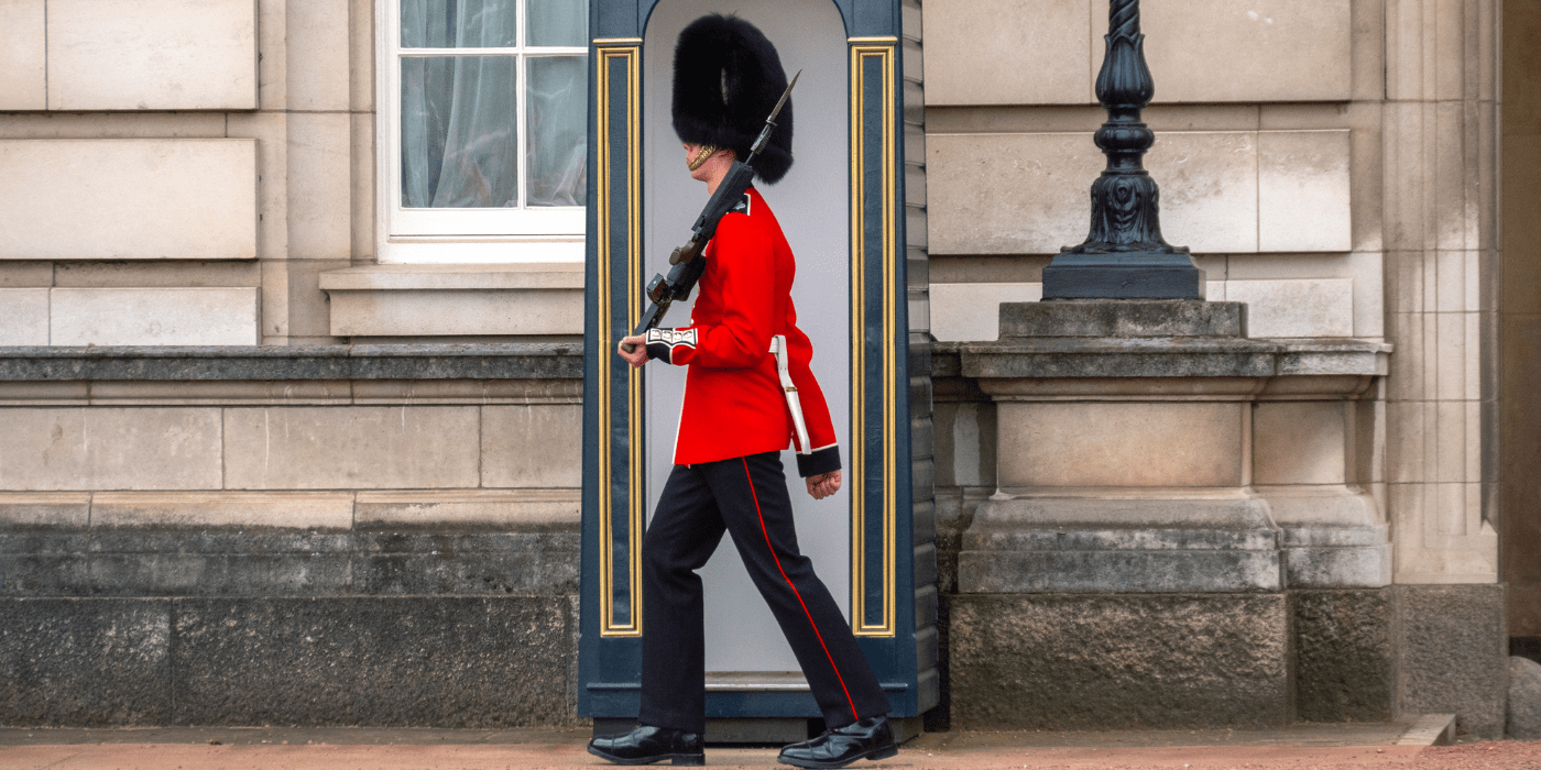 Engleski vojnik patrolira Buckinghamskom palačom, London, Engleska