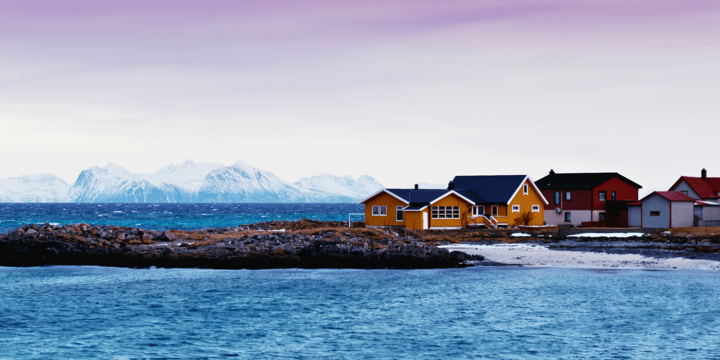 Kuće duž fjorda, otoci Vesterålen, Norveška