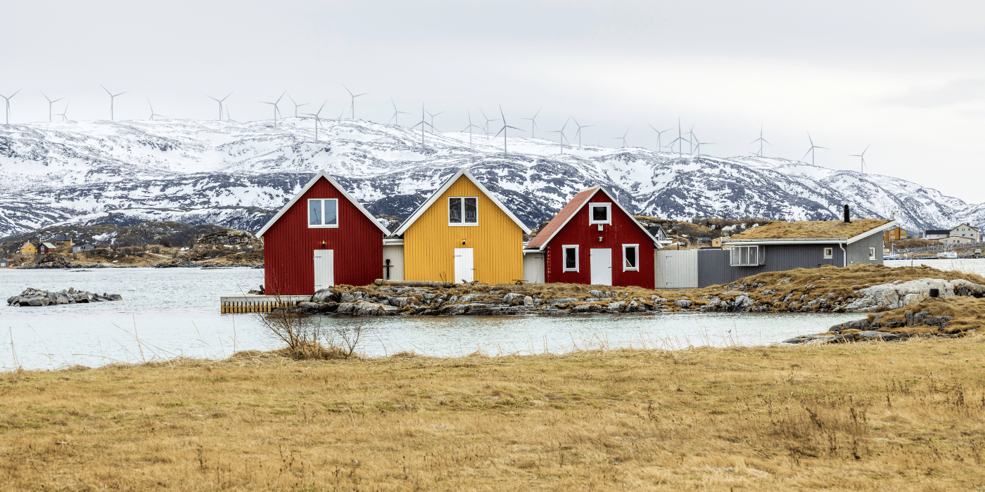 Male tradicionalne kuće (Rorbuer) su ribarske kuće uz hladno more sa snijegom prekrivenim planinama, Tromso, Norveška