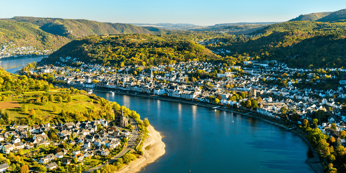 Pogled iz zraka na gradove Filsen i Boppard s Rajnom, Njemačka