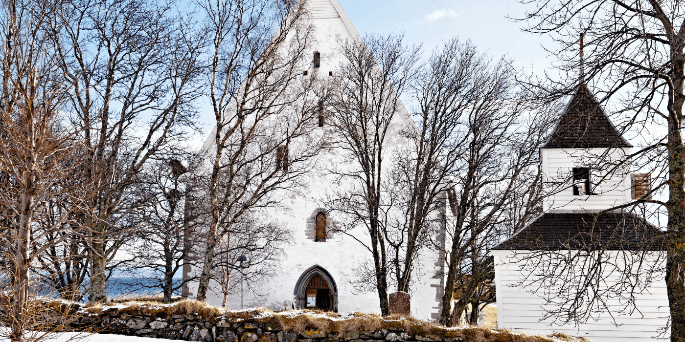 Trondenes crkva i vanjski zvonik u blizini Harstada, Norveška