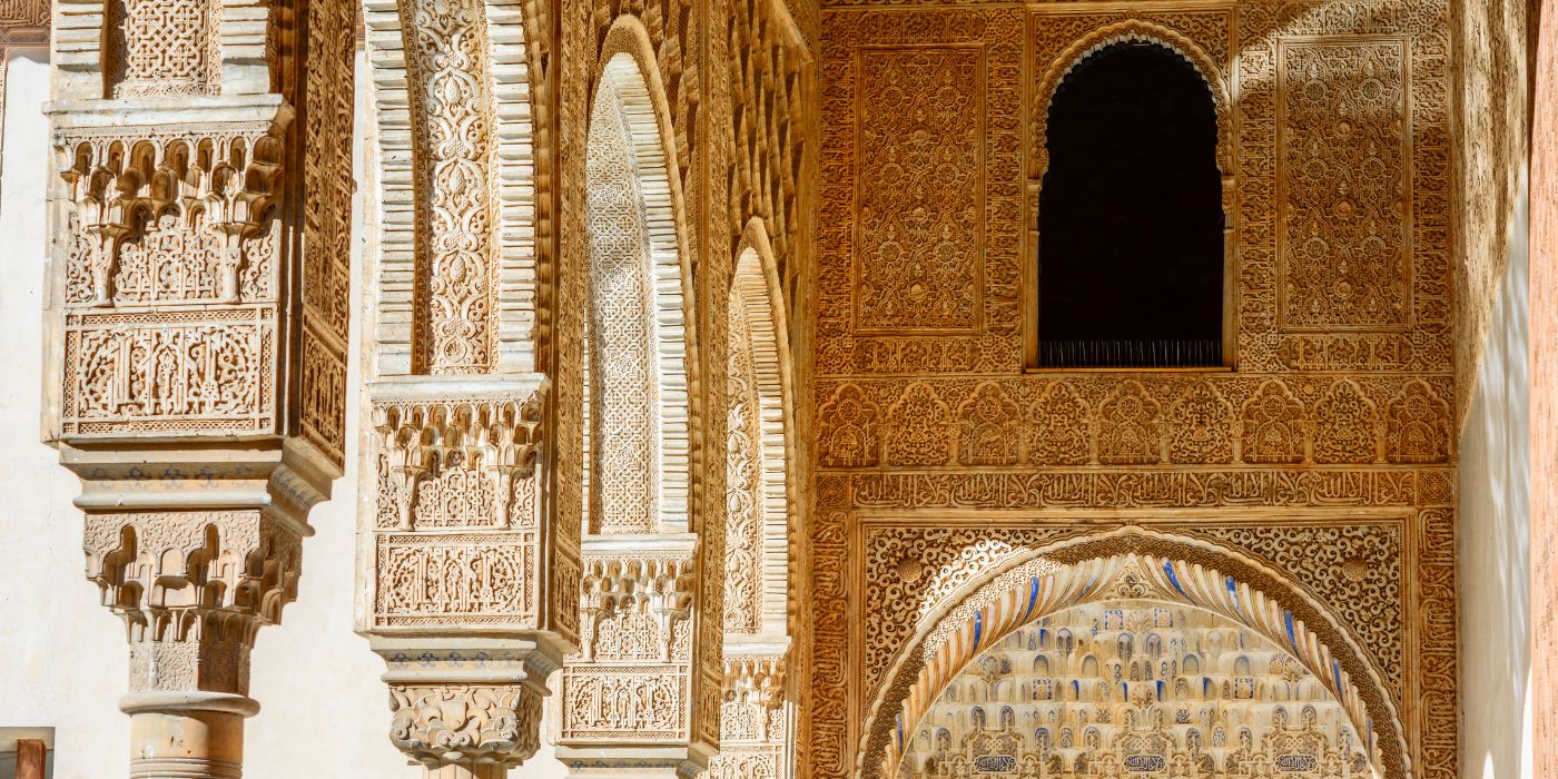 Lukovi u islamskom (maurskom) stilu u Alhambri, Granada, Španjolska