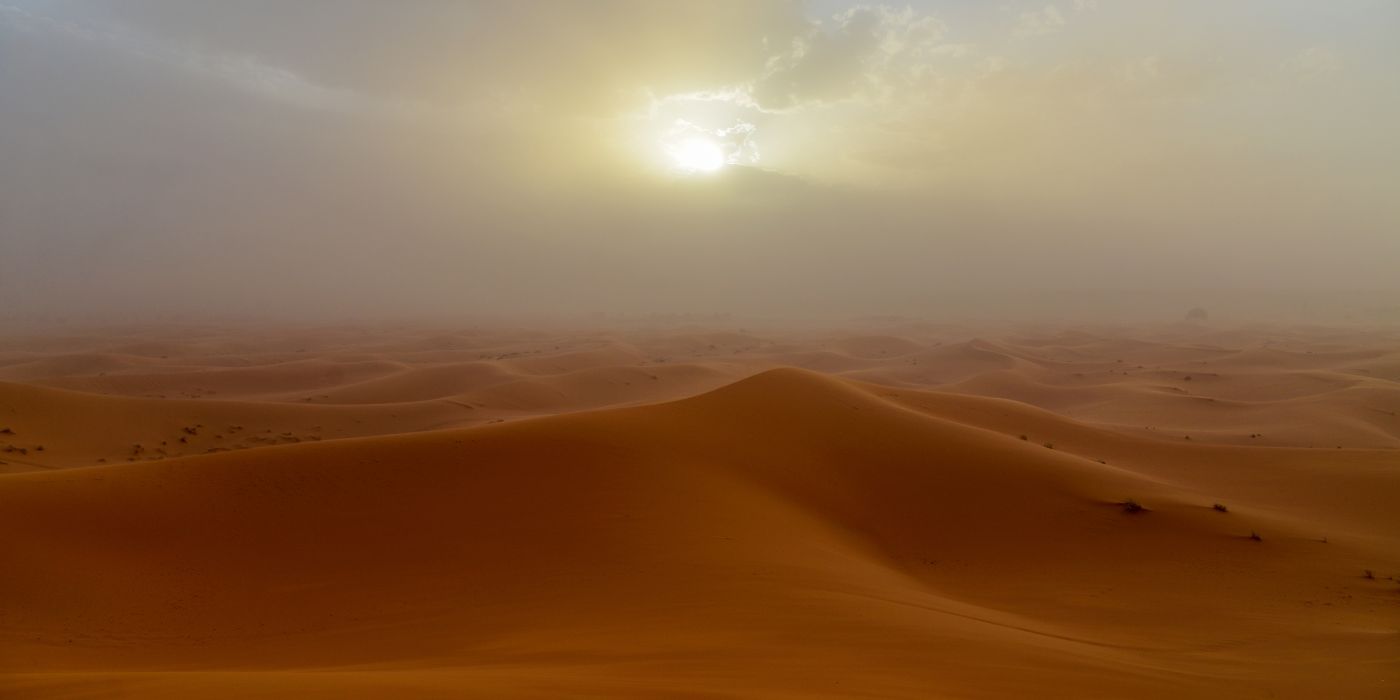 Nadolazeća pješčana oluja u sahari u Erfoudu, Maroko