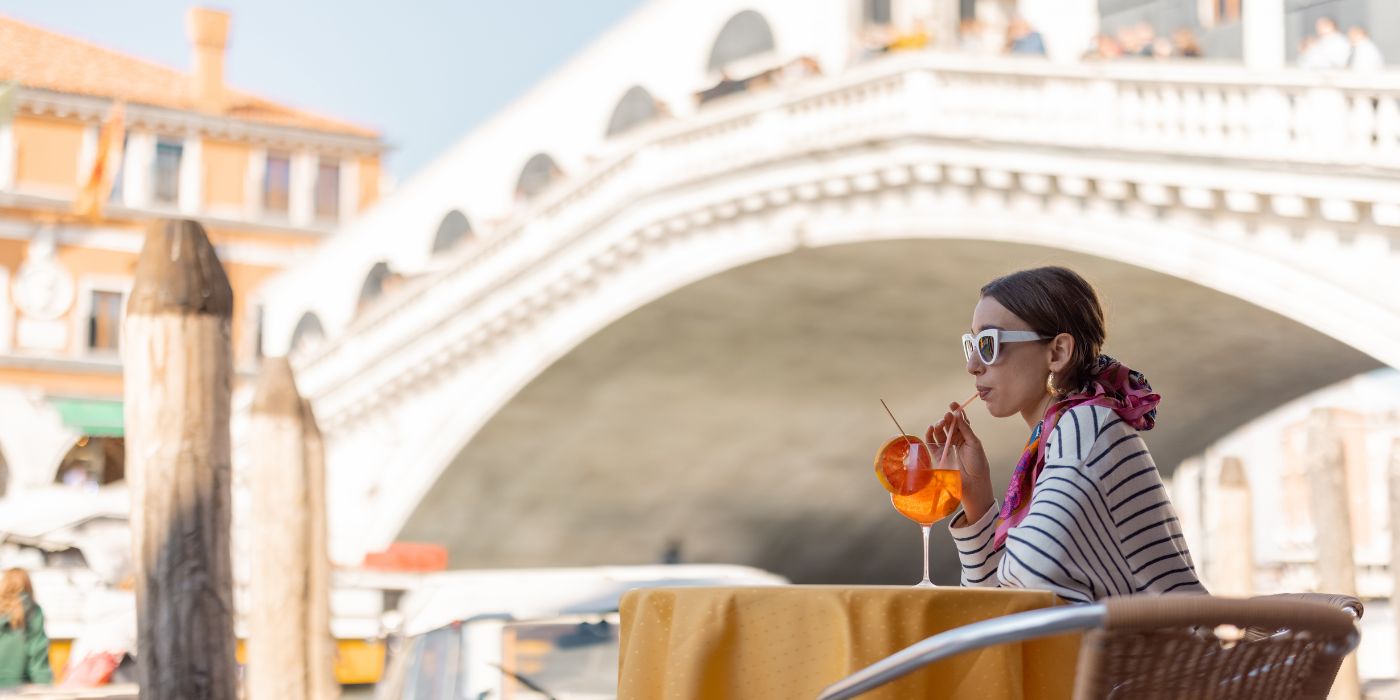 Opuštanje uz Aperol Spritz u blizini mosta Rialto, Italija