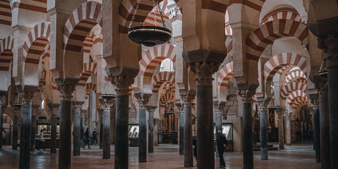 Stupovi u džamiji-katedrali u Córdobi, Španjolska