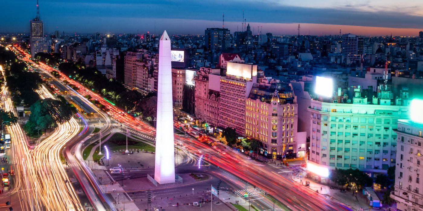 Pogled iz zraka na grad Buenos Aires s obeliskom i avenijom 9. srpnja, Argentina