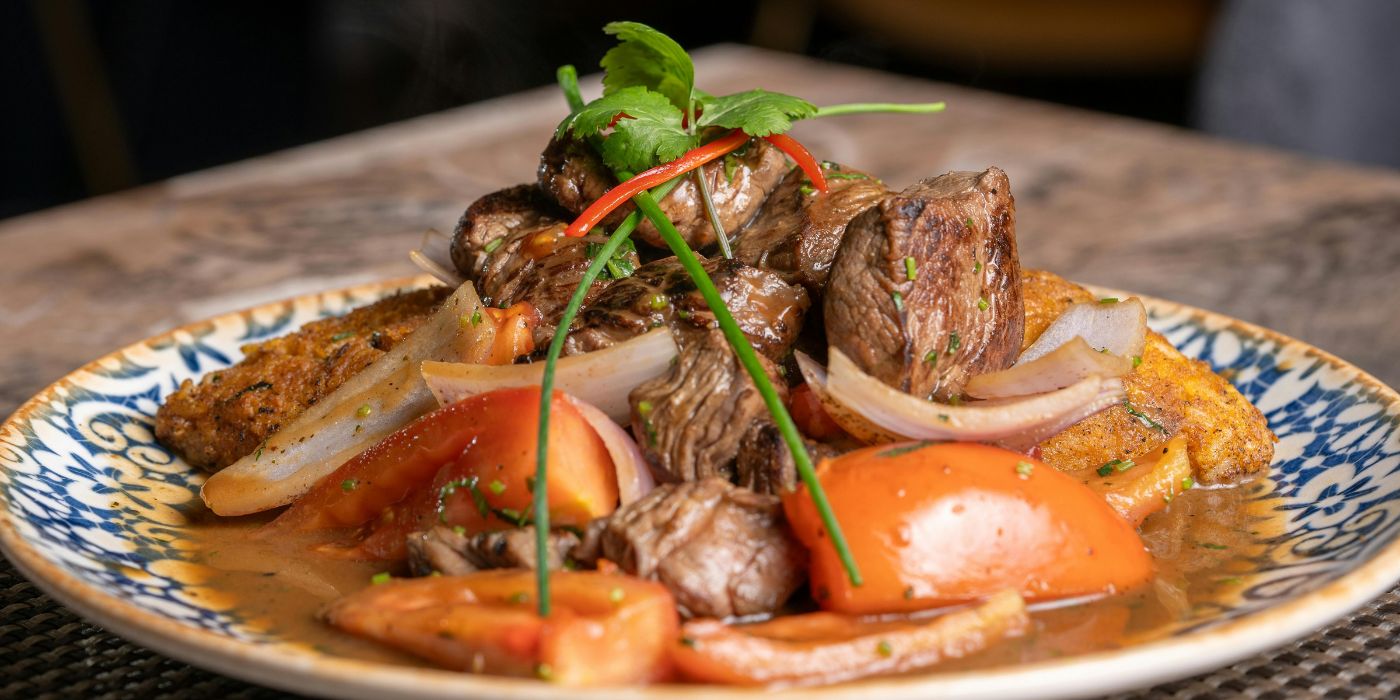 Ukusno peruansko jelo Lomo Saltado